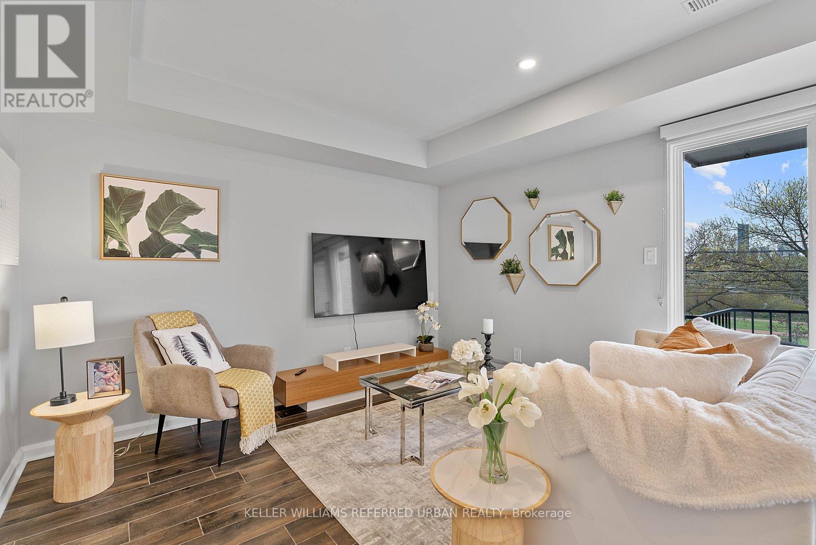 4 - 2 Withrow Avenue, Toronto, Ontario  M4K 1C9 - Photo 2 - E13177200