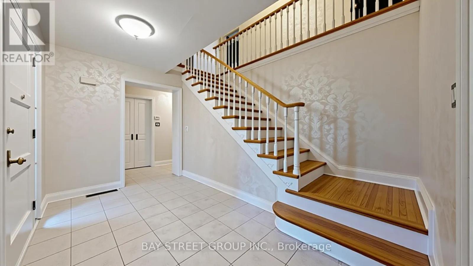 178 Breezy Pines Drive, Mississauga, Ontario  L5B 1B4 - Photo 2 - W13177208