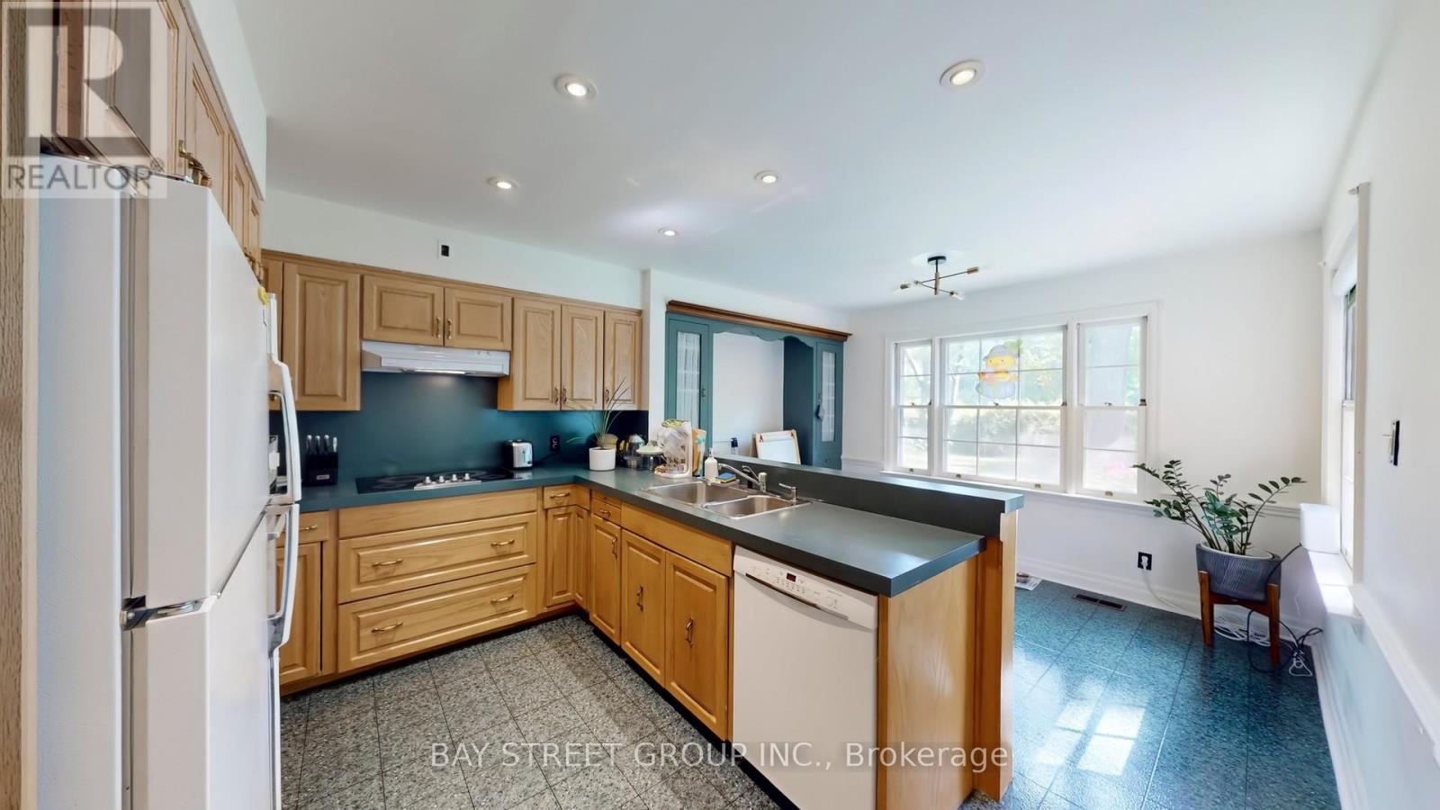 178 Breezy Pines Drive, Mississauga, Ontario  L5B 1B4 - Photo 8 - W13177208