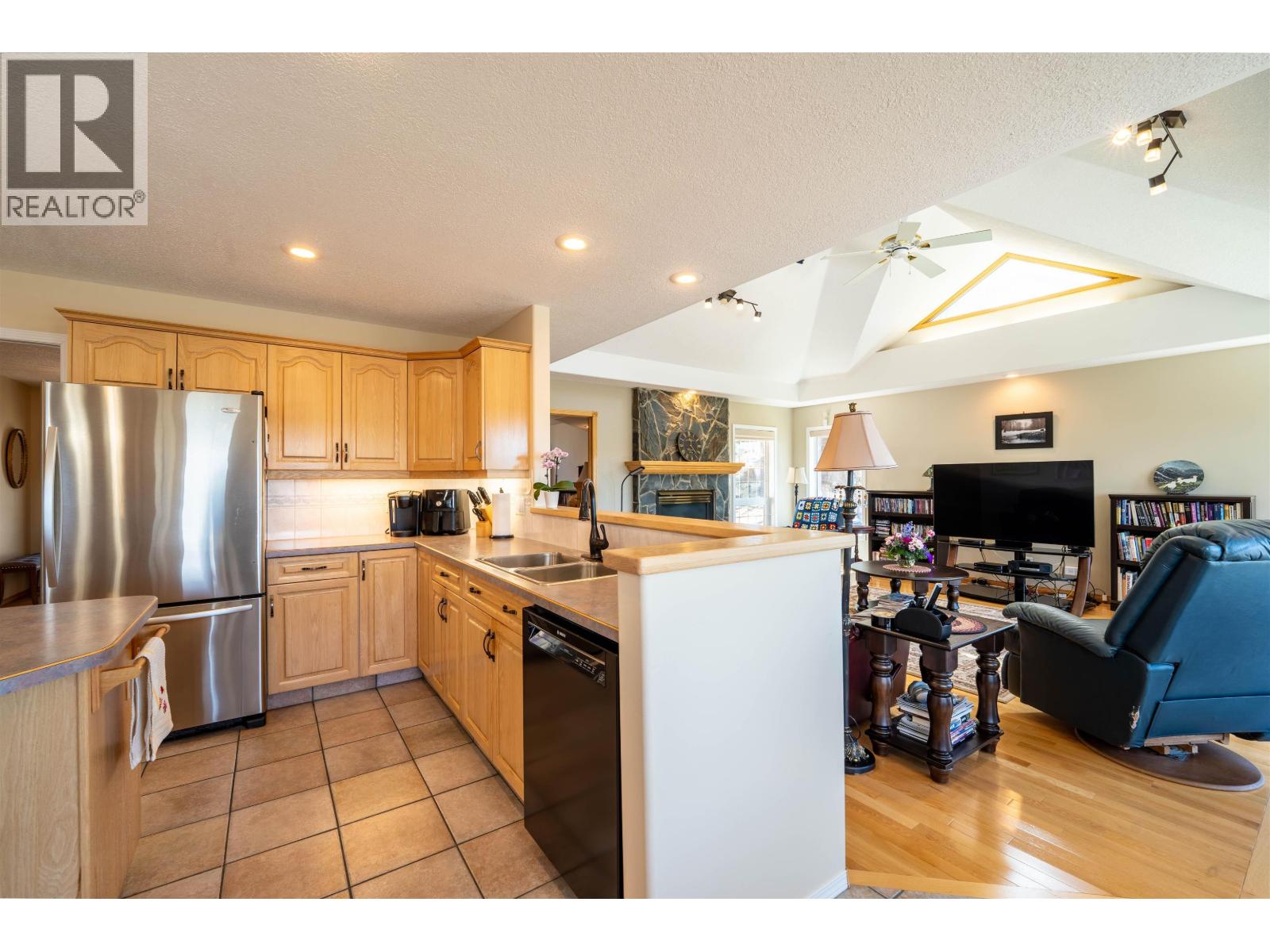 13499 Sunnyside Cove, Charlie Lake, British Columbia  V0C 1H0 - Photo 7 - R3128251