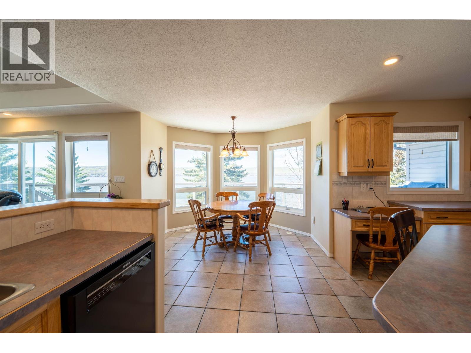 13499 Sunnyside Cove, Charlie Lake, British Columbia  V0C 1H0 - Photo 8 - R3128251