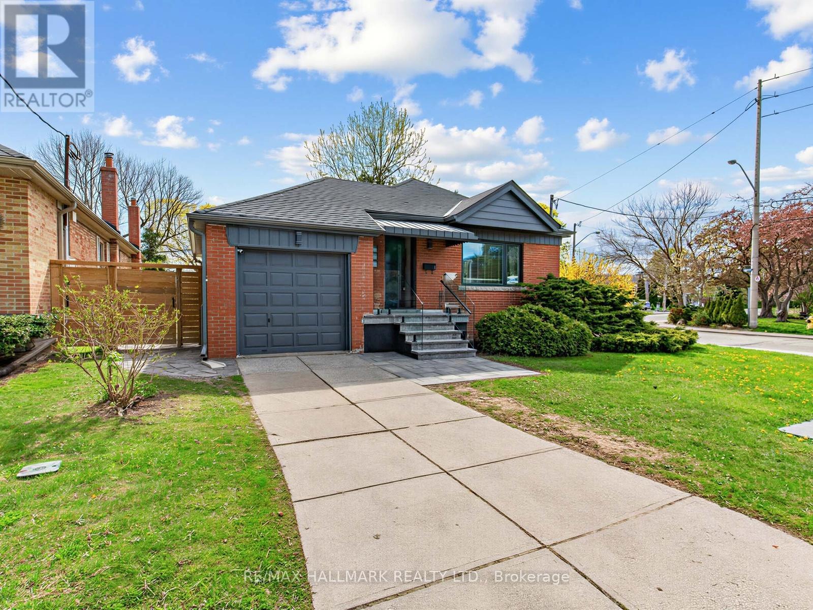 <div class="slider-price">$1,100,000</div><p>1 Ferncliff Court, Toronto, Ontario</p>