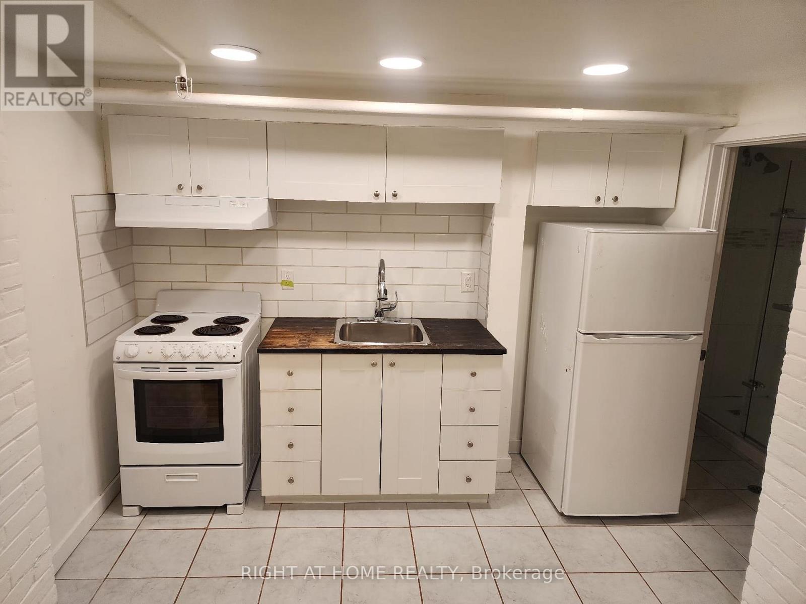 Unit B2 - 32 High Park Blvd Boulevard, Toronto, Ontario  M6R 1M7 - Photo 3 - W13155972