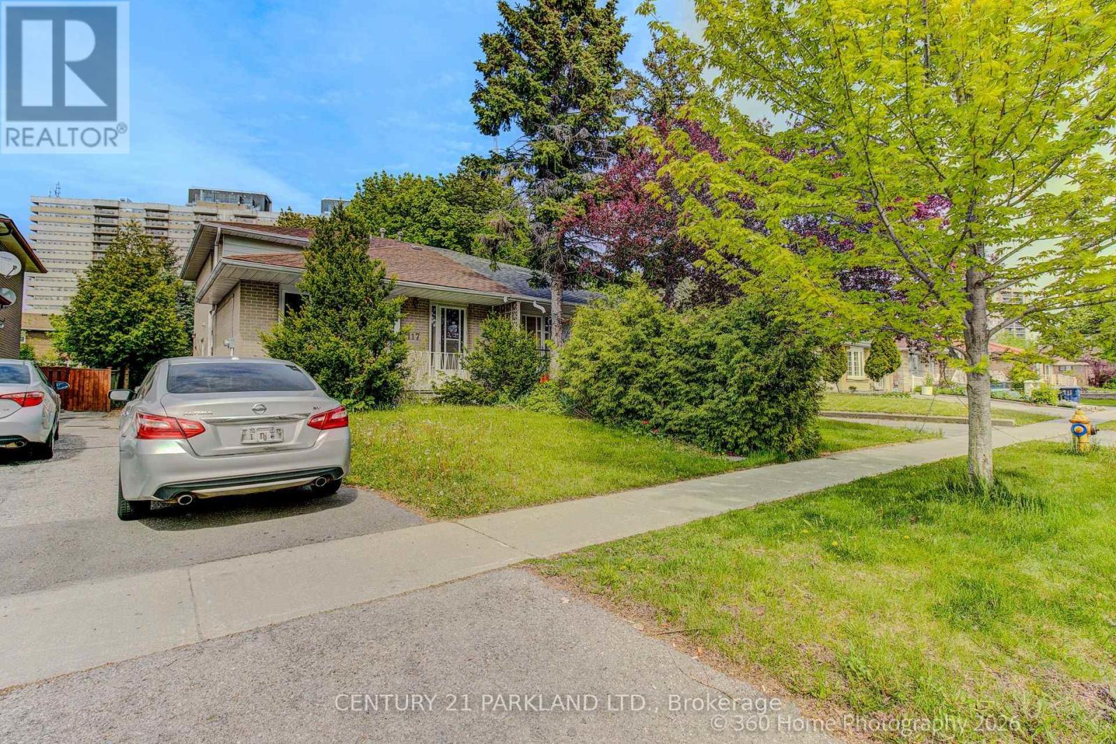 <div class="slider-price">$629,000</div><p>117 Dolly Varden Boulevard, Toronto, Ontario</p>