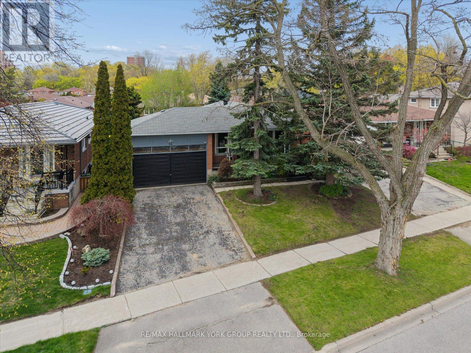 30 BRIARBLUFF AVENUE, Toronto, Ontario