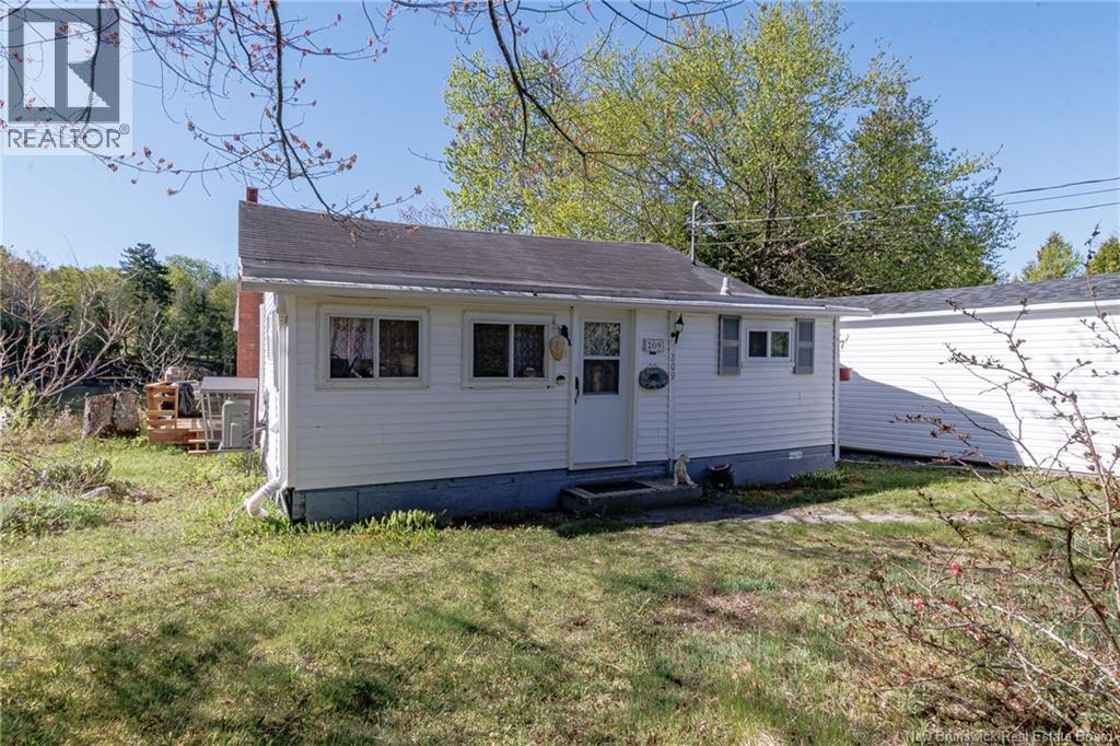209 Crawford, Saint John, New Brunswick  E2N 1K8 - Photo 2 - NB140251