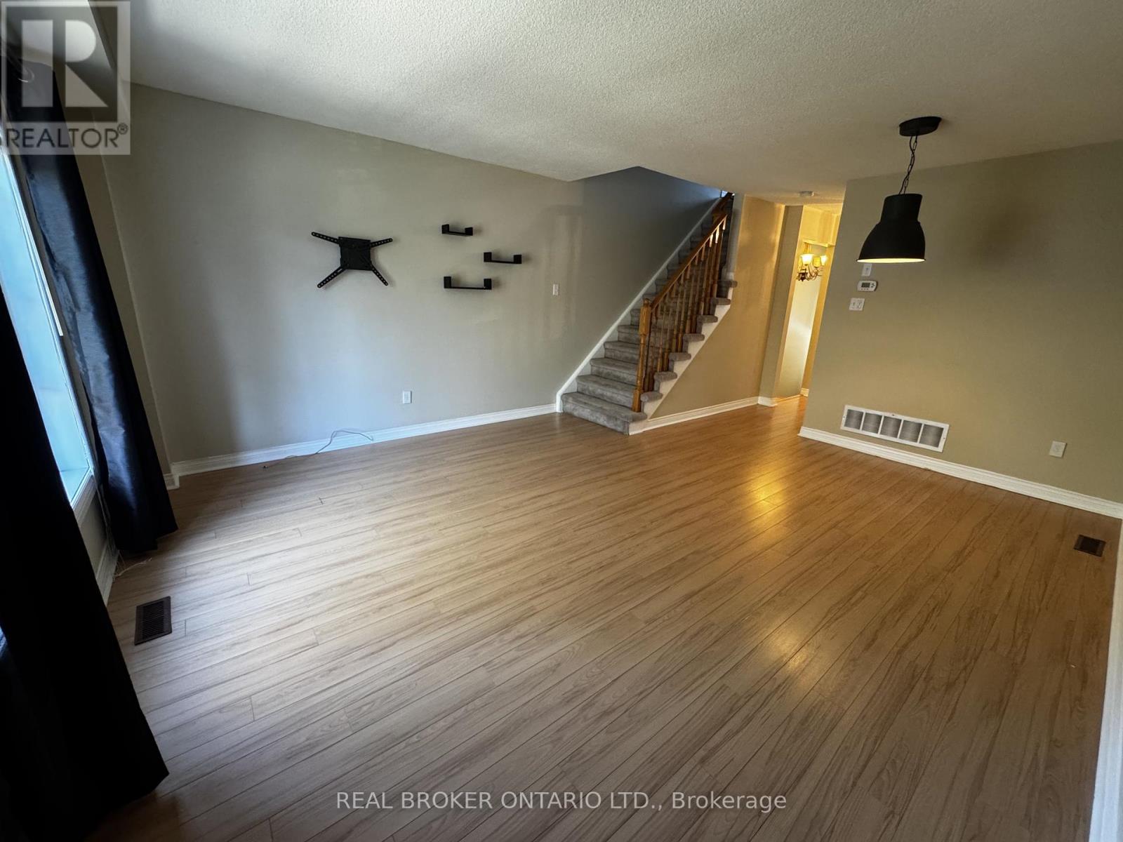 72 Wyatt Lane S, Aurora, Ontario  L4G 7E4 - Photo 4 - N13177006