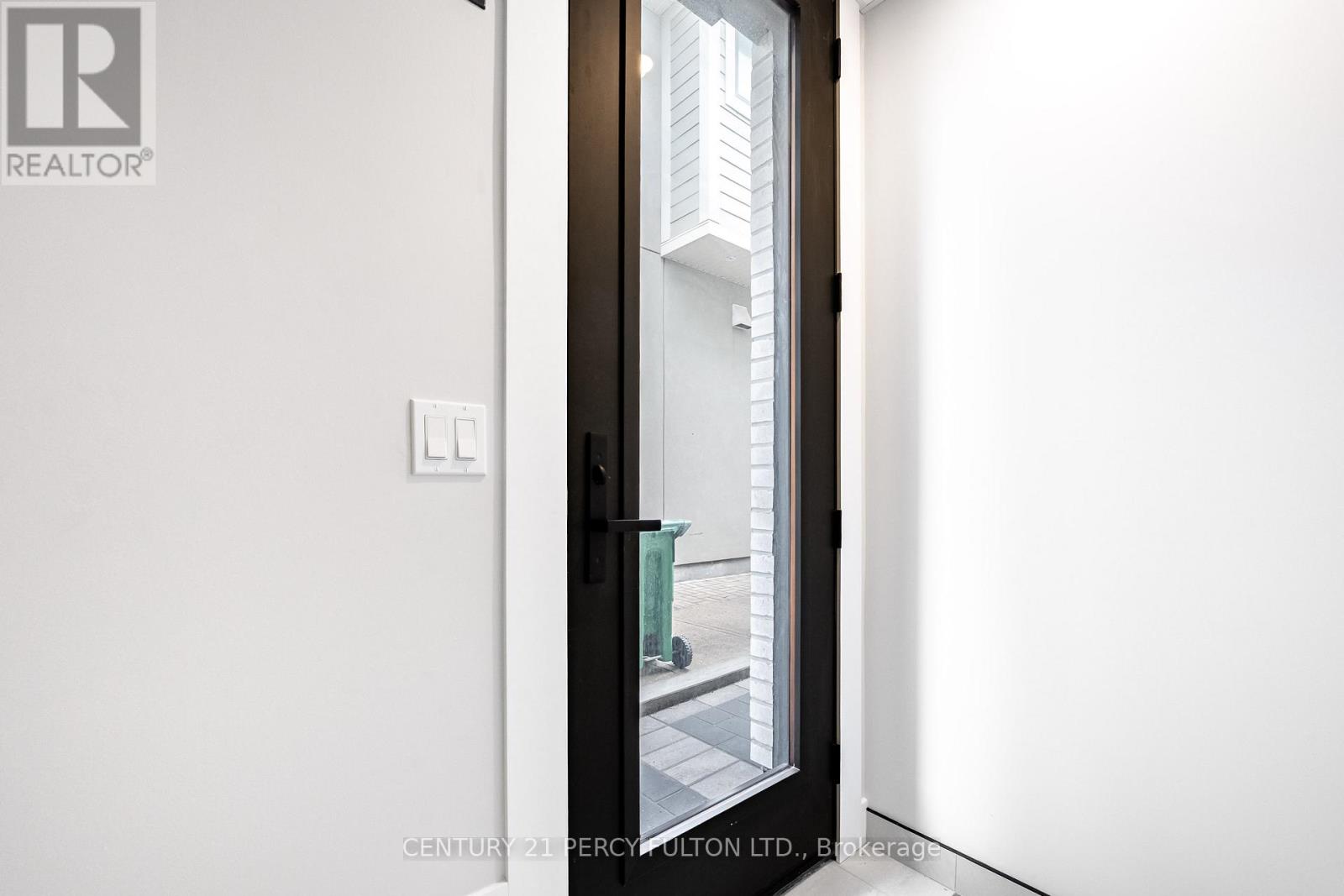 13 Mckayfield Road, Toronto, Ontario  M4J 3V5 - Photo 5 - E13177478