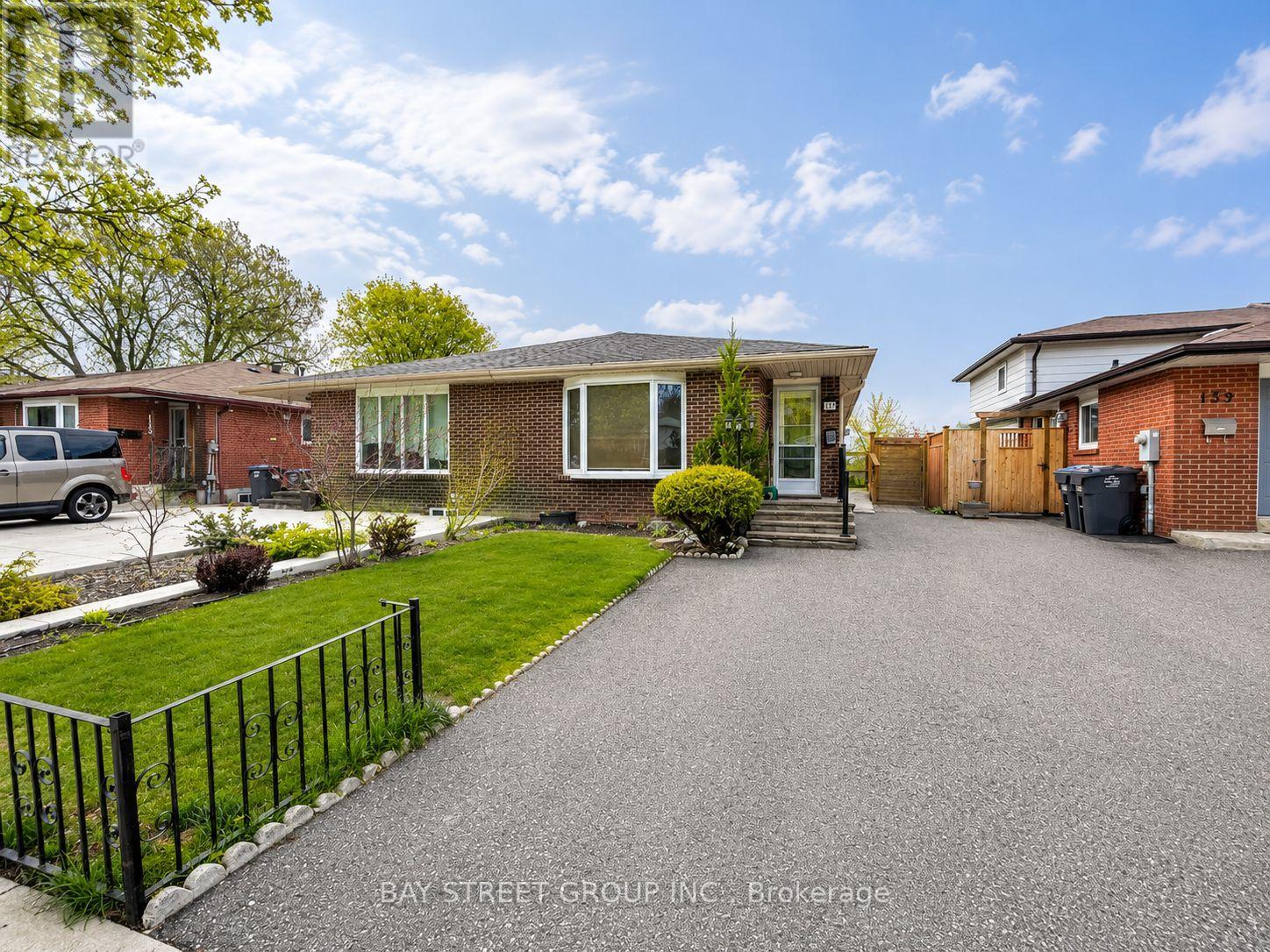 137 Bonham Boulevard, Mississauga, Ontario  L5M 1C8 - Photo 2 - W13177408