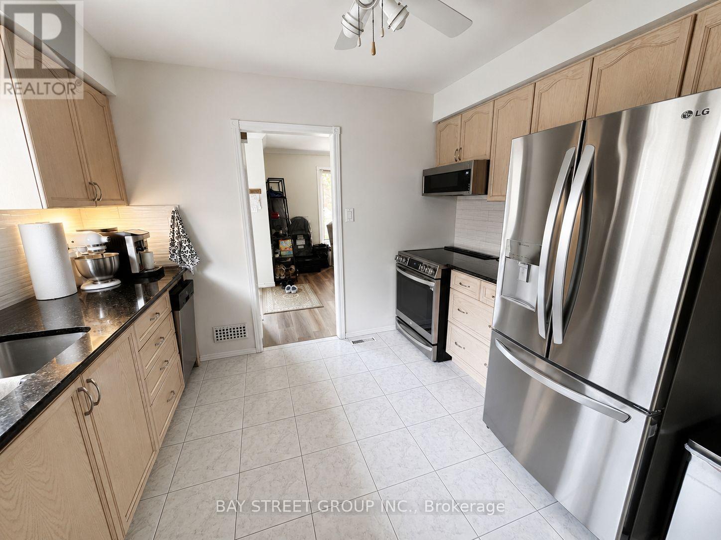 137 Bonham Boulevard, Mississauga, Ontario  L5M 1C8 - Photo 3 - W13177408