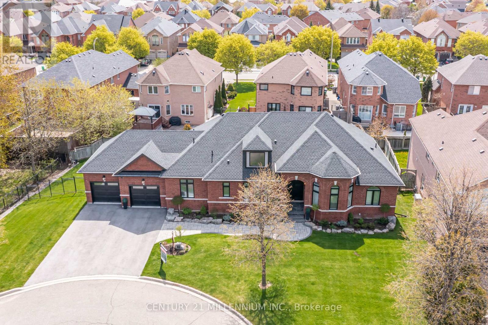 15 Bimmer Place, Brampton, Ontario  L7A 1J4 - Photo 2 - W13131632