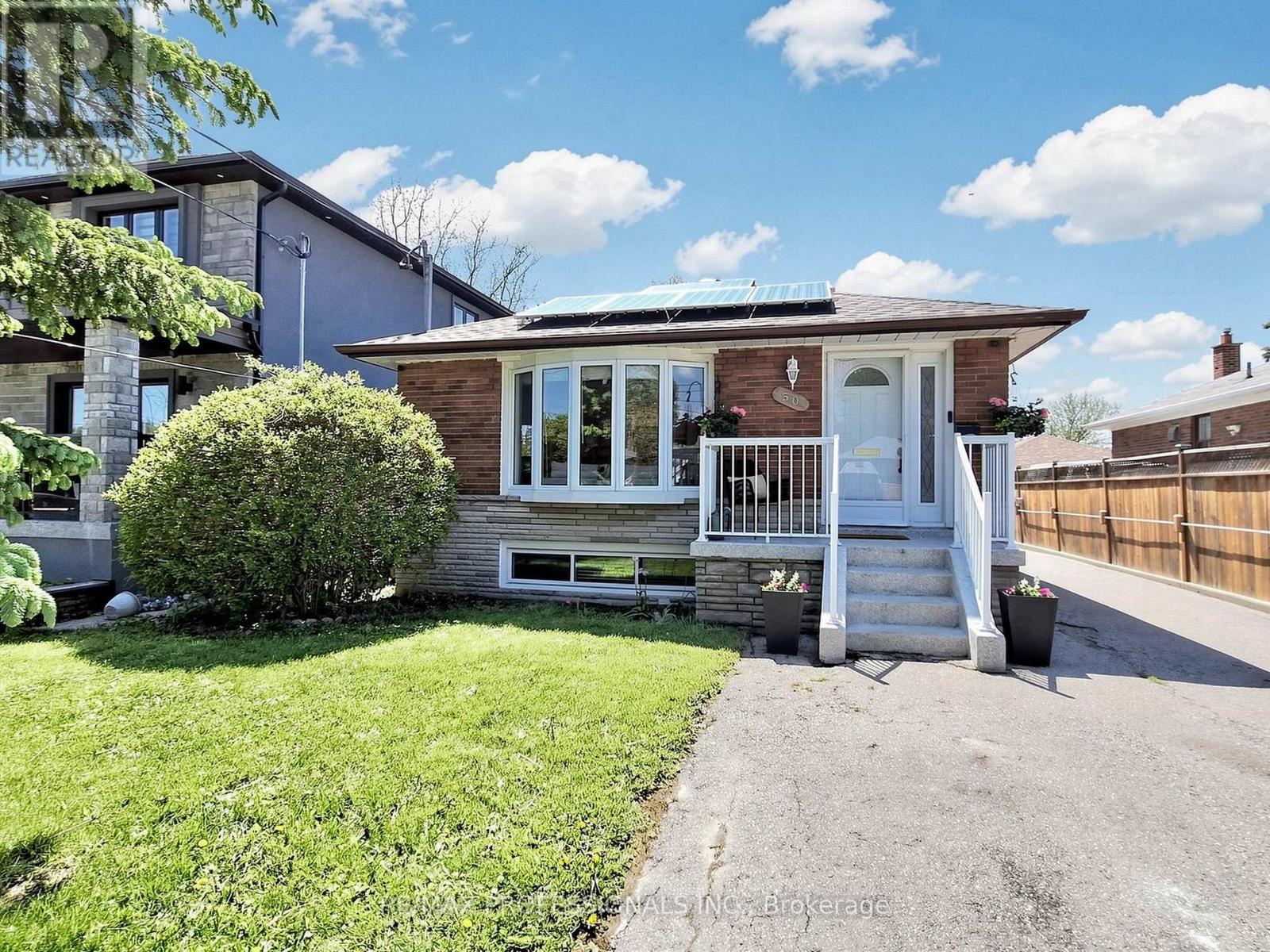 <div class="slider-price">$1,199,999</div><p>50 Elinor Avenue, Toronto, Ontario</p>