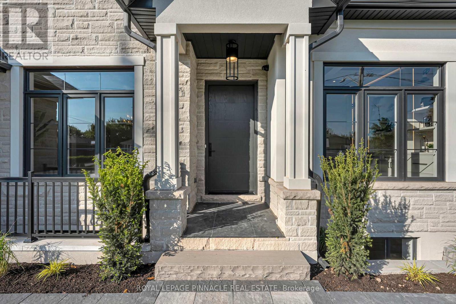 383 Southview Road, Oakville, Ontario  L6K 2P7 - Photo 3 - W13177236
