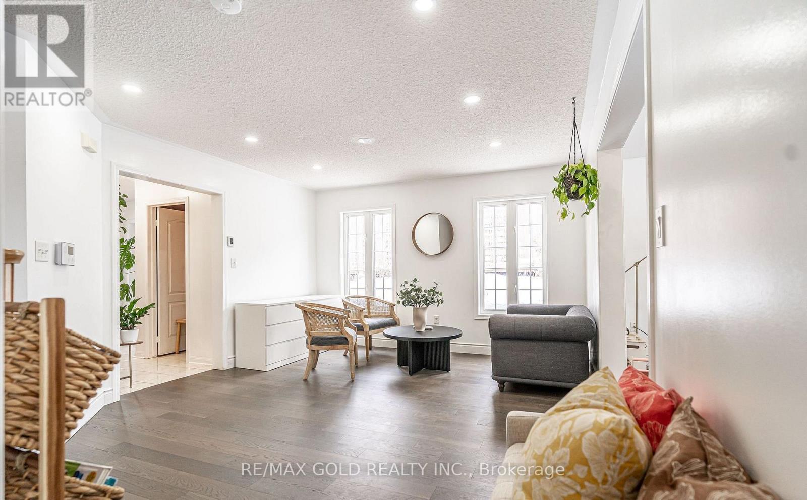2 Zimmer Street, Brampton, Ontario  L6S 6L3 - Photo 7 - W12875276