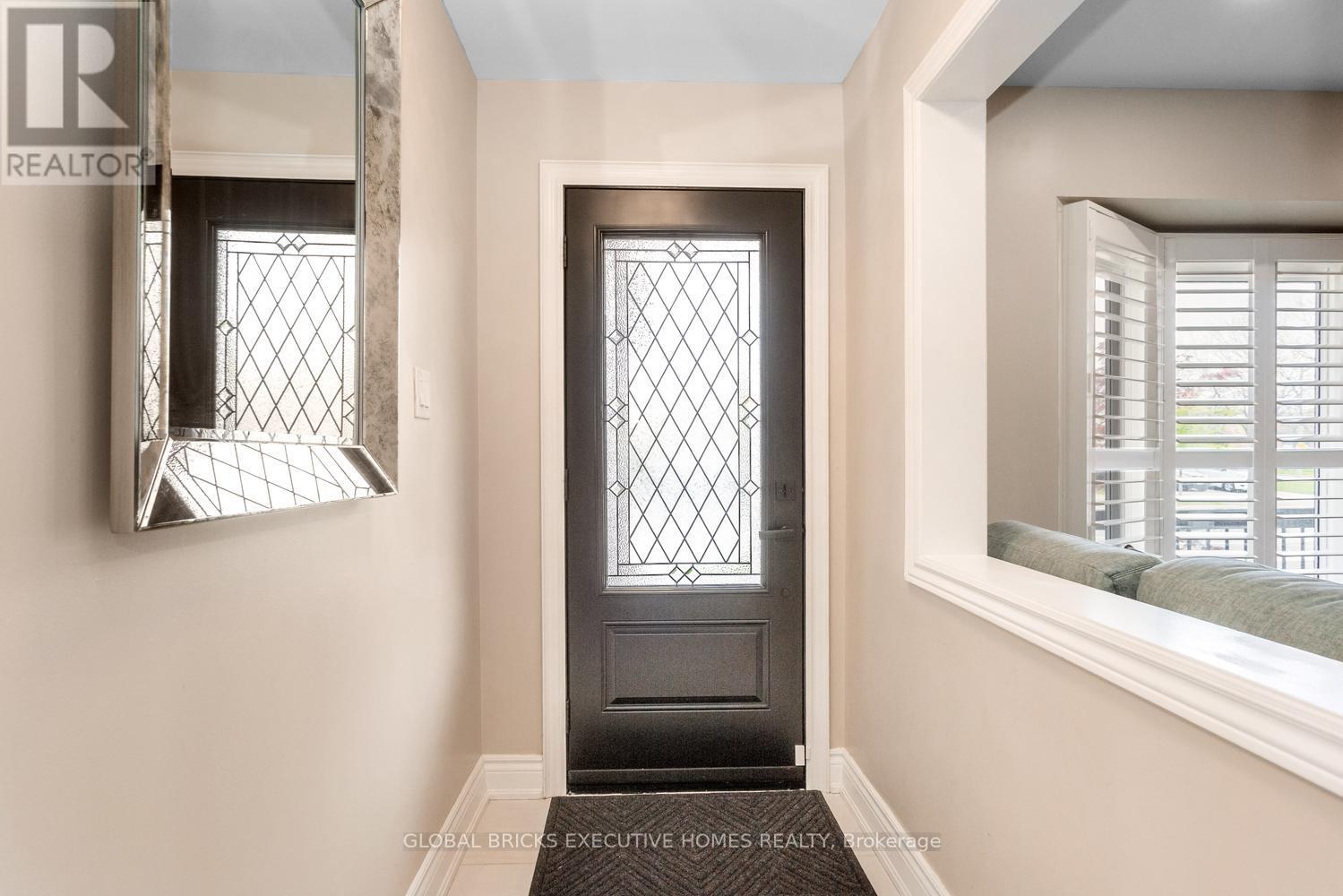 5952 Grossbeak Drive, Mississauga, Ontario  L5N 6B3 - Photo 5 - W13177542