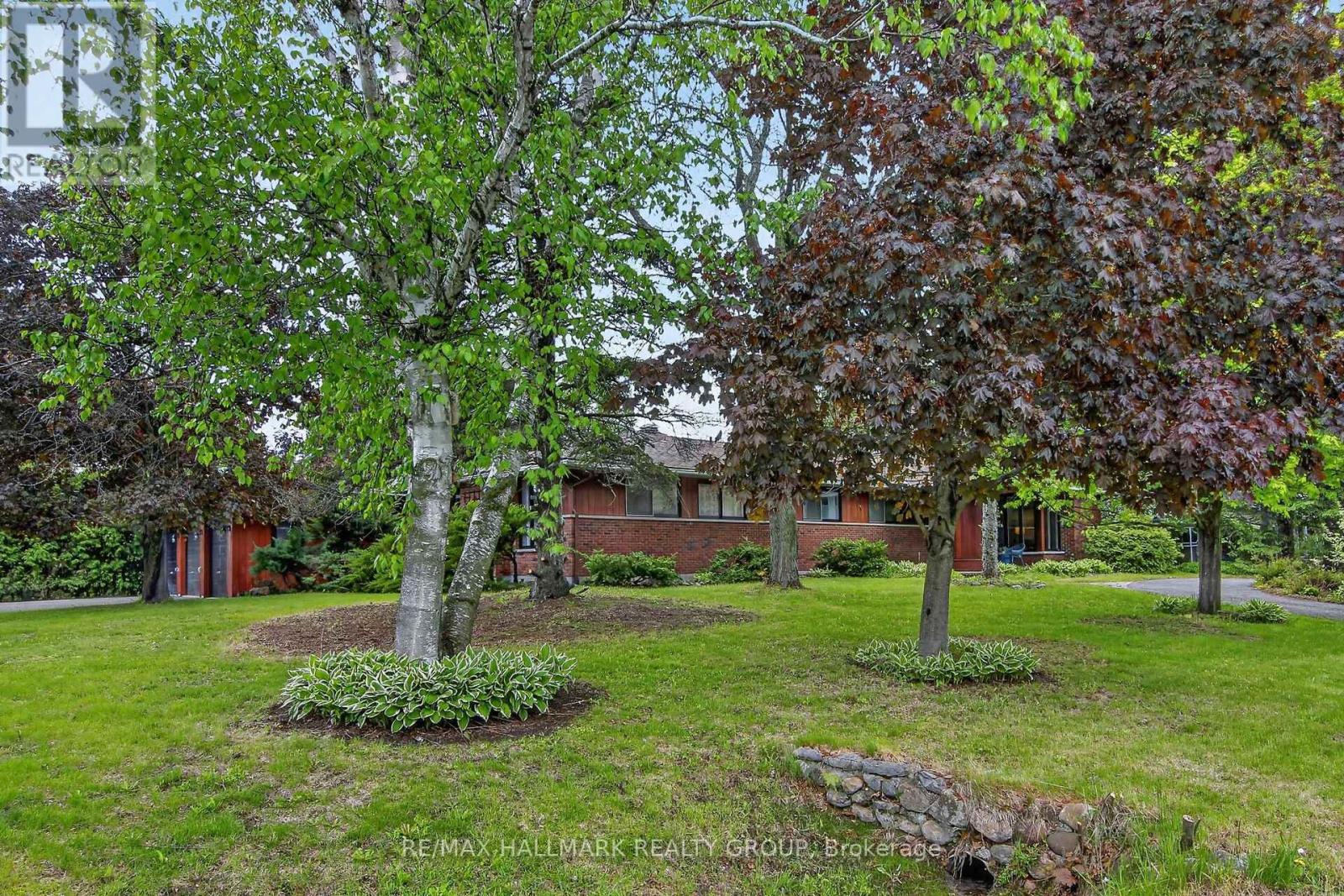 2 BIRDSTONE AVENUE, Ottawa, Ontario