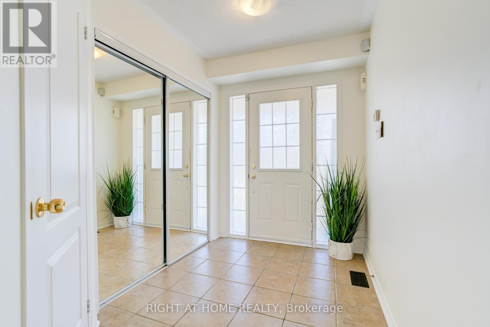 105 Hammill Heights, East Gwillimbury, Ontario  L0G 1M0 - Photo 5 - N13178092