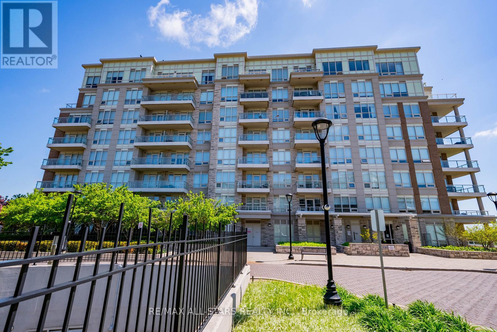 305 - 15 STOLLERY POND CRESCENT, Markham, Ontario