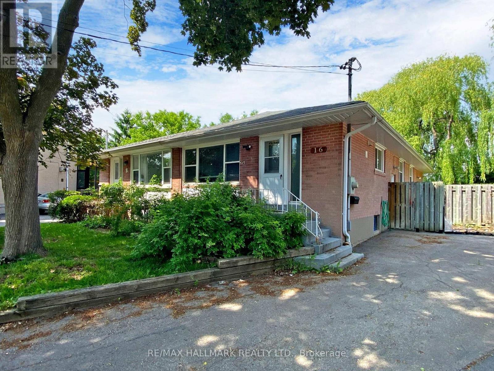 <div class="slider-price">$799,000</div><p>16 Dunboyne Court, Toronto, Ontario</p>