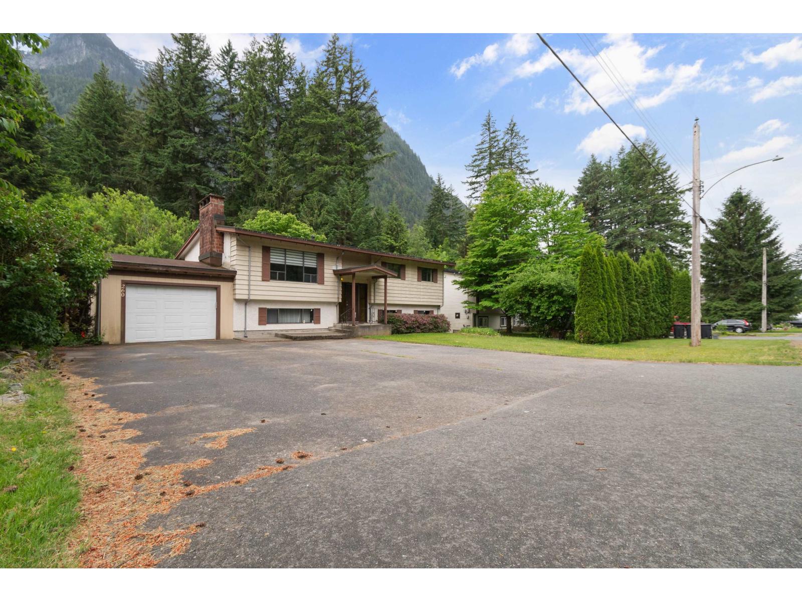 260 ROBERTSON CRESCENT|Hope, Hope, British Columbia