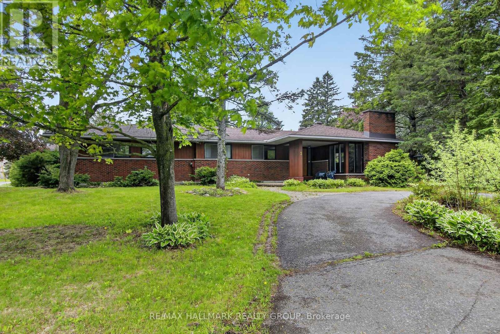 2 BIRDSTONE AVENUE, Ottawa, Ontario