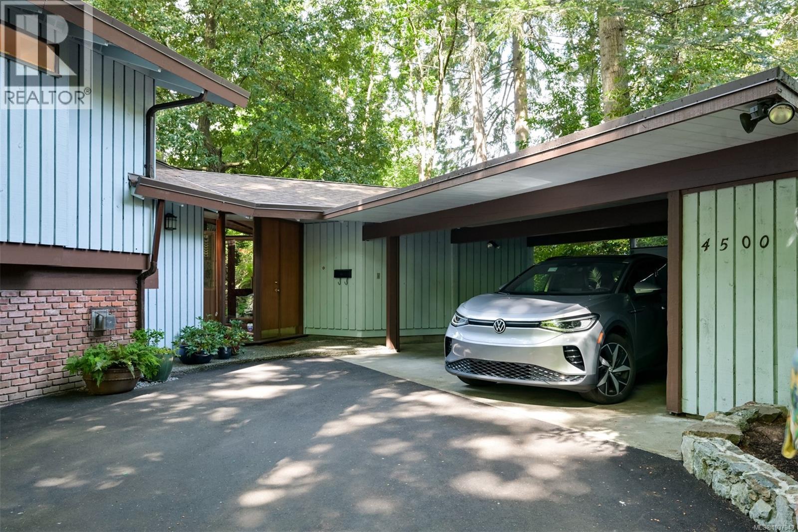 4500 Edgewood Pl, Saanich, British Columbia  V8X 2N7 - Photo 3 - 1037943