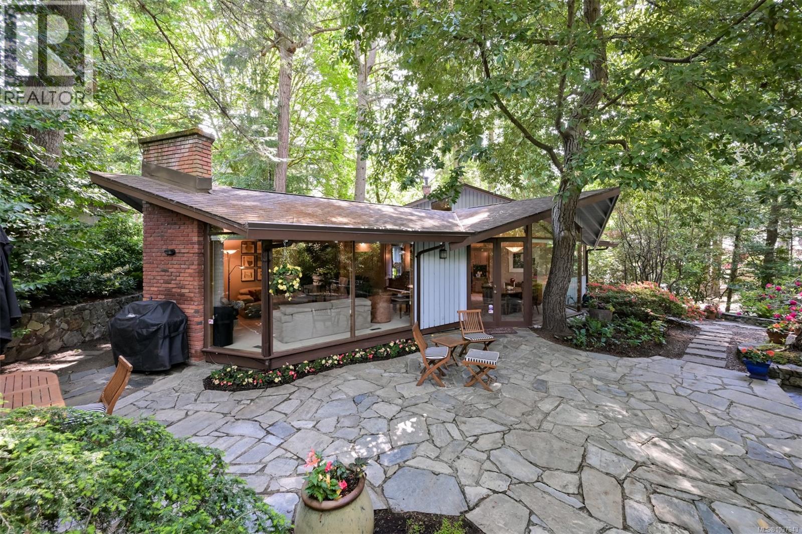 4500 Edgewood Pl, Saanich, British Columbia  V8X 2N7 - Photo 2 - 1037943