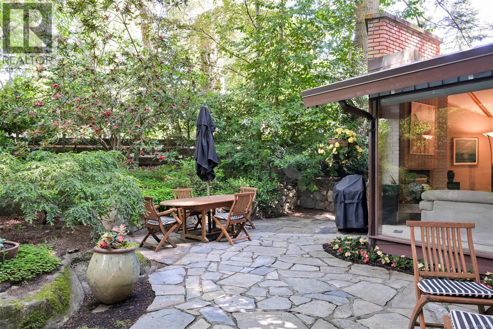 4500 Edgewood Pl, Saanich, British Columbia  V8X 2N7 - Photo 33 - 1037943