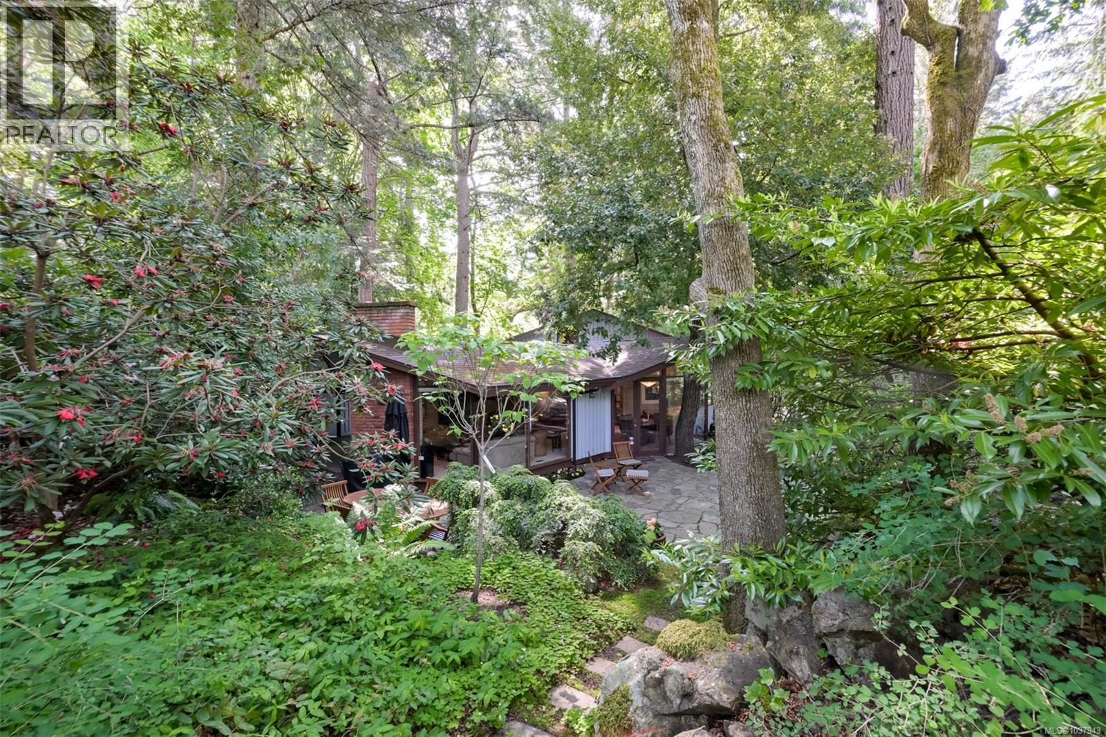 4500 Edgewood Pl, Saanich, British Columbia  V8X 2N7 - Photo 35 - 1037943