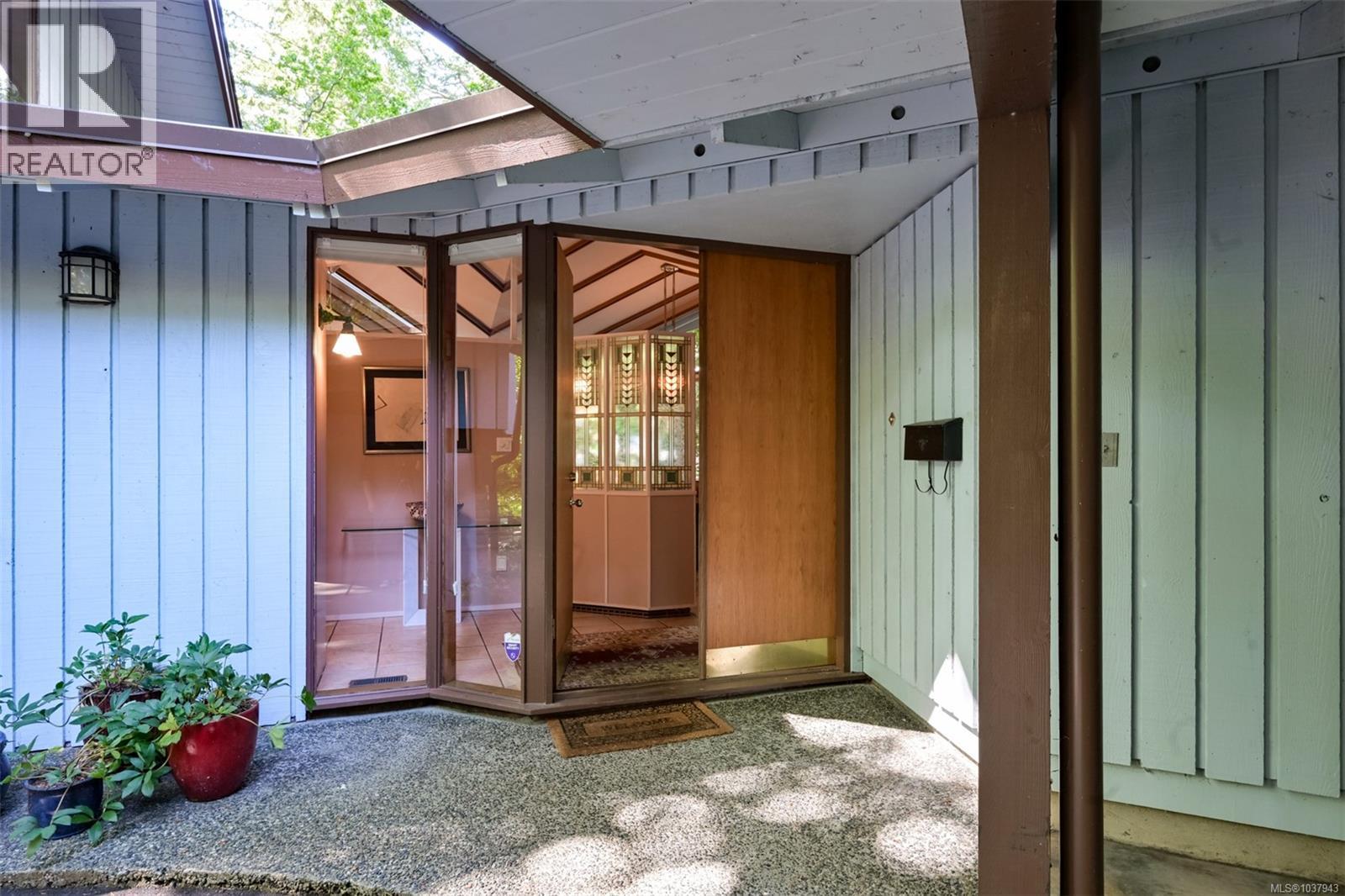 4500 Edgewood Pl, Saanich, British Columbia  V8X 2N7 - Photo 4 - 1037943