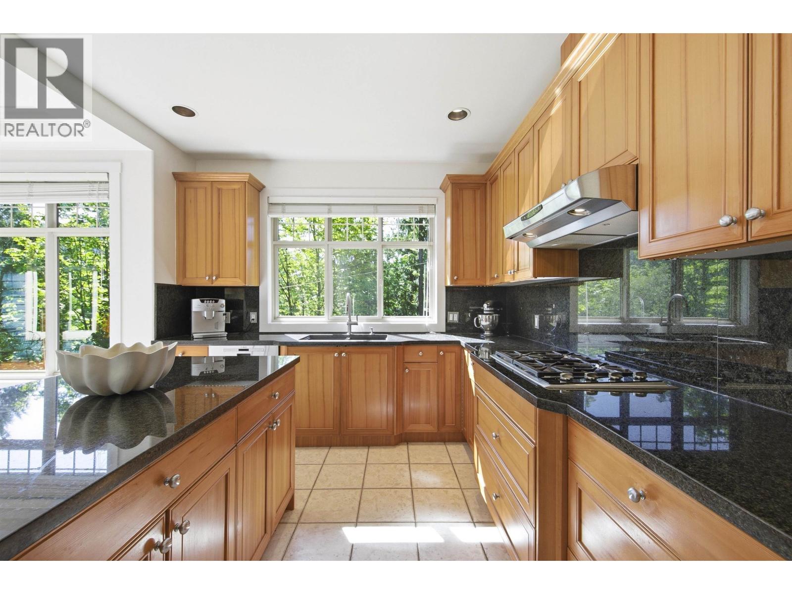 5780 Cranley Drive, West Vancouver, British Columbia  V7W 1S8 - Photo 9 - R3128455