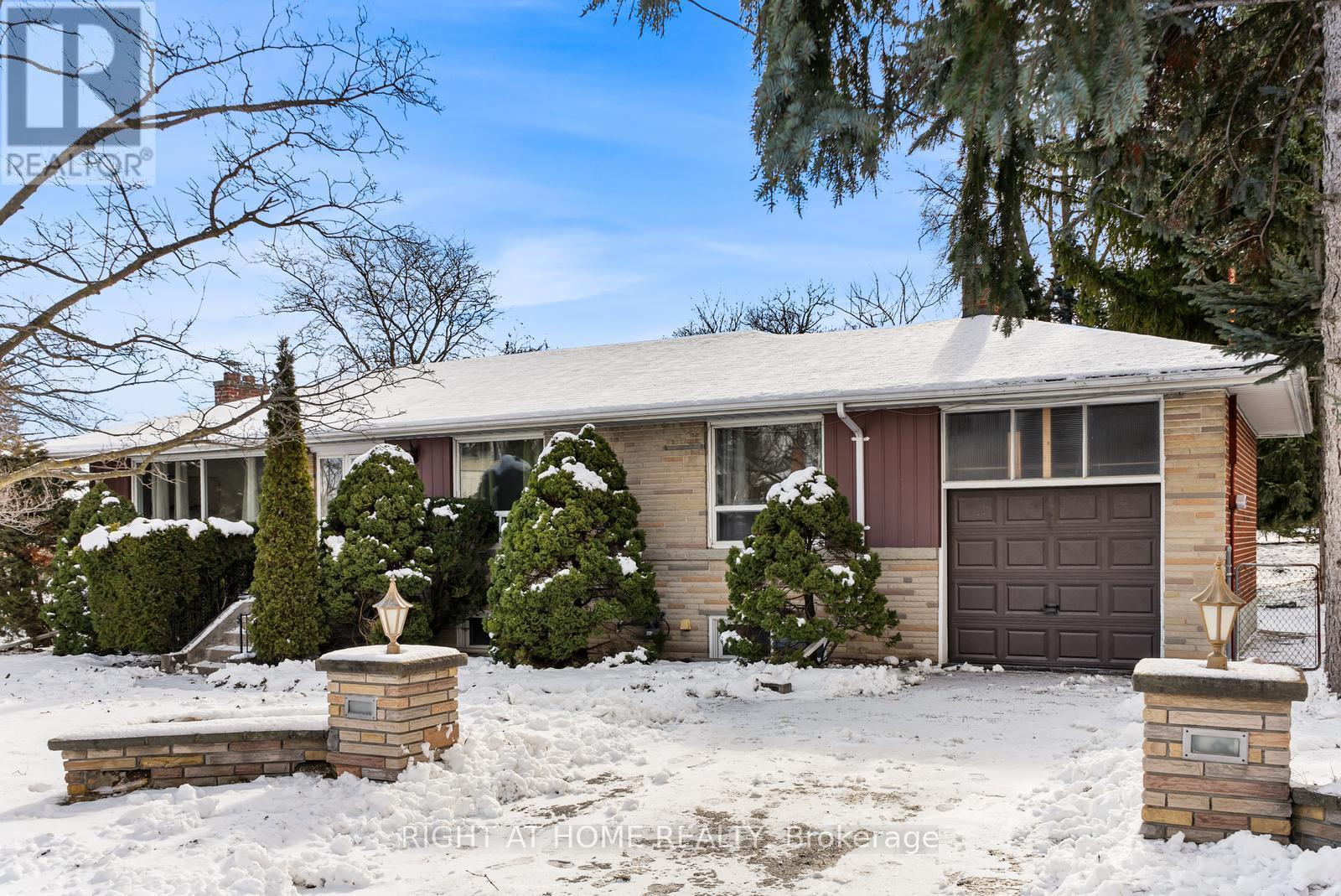 35 CASWELL DRIVE, Toronto, Ontario