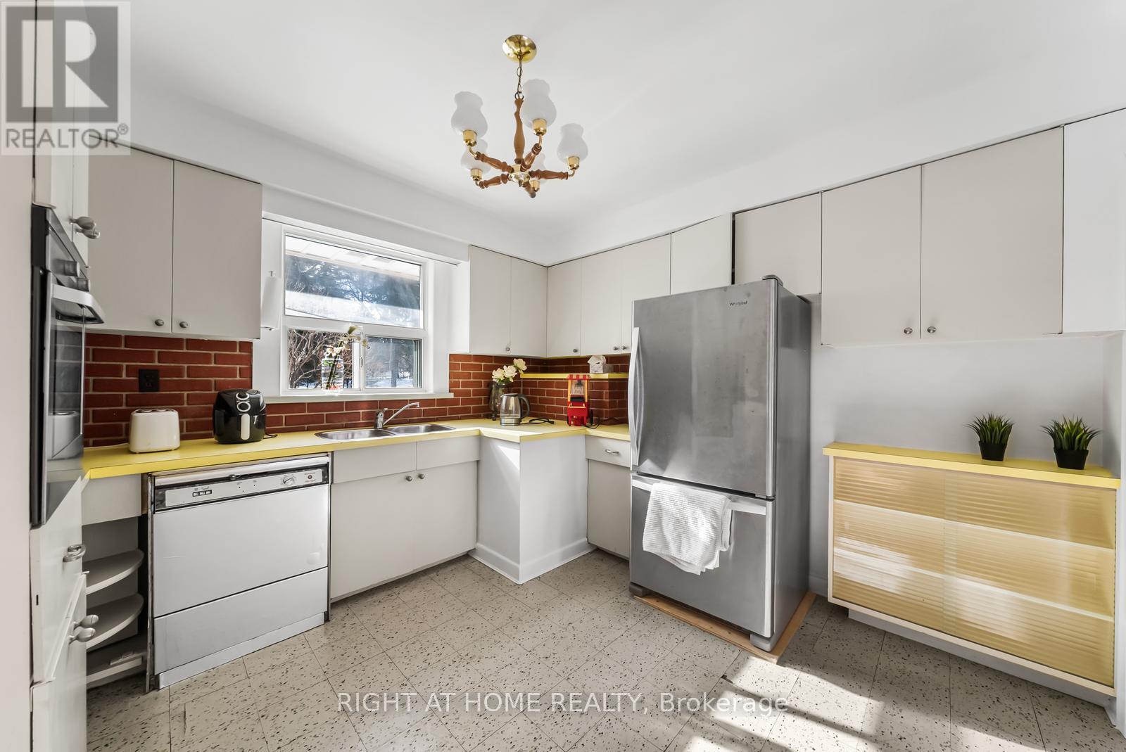 35 Caswell Drive, Toronto, Ontario  M2M 3M2 - Photo 7 - C13179376