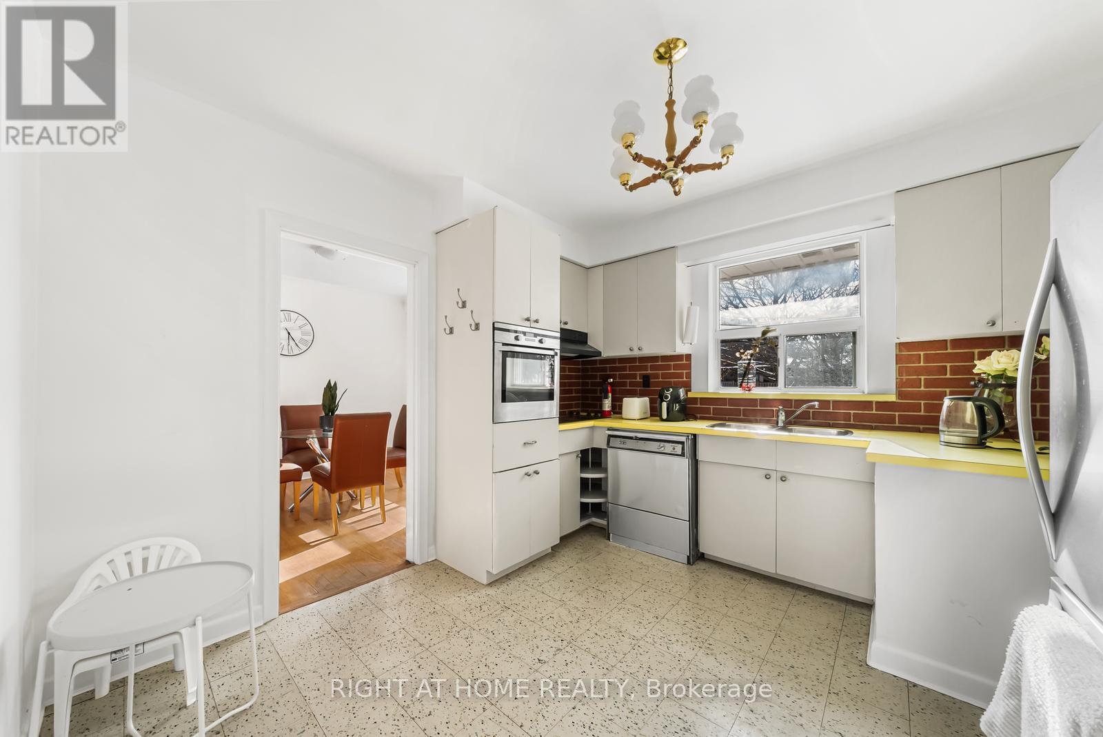35 Caswell Drive, Toronto, Ontario  M2M 3M2 - Photo 8 - C13179376