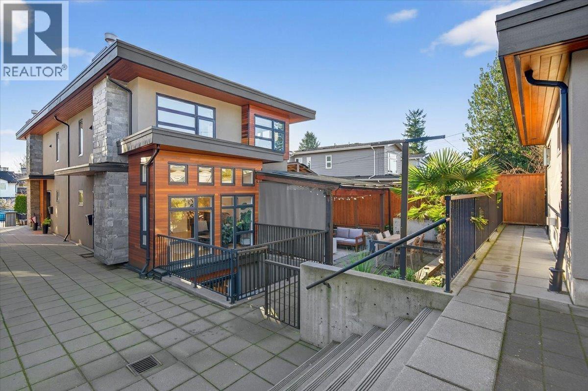 2 252 E 19th Street, North Vancouver, British Columbia  V7L 2Z2 - Photo 2 - R3128035