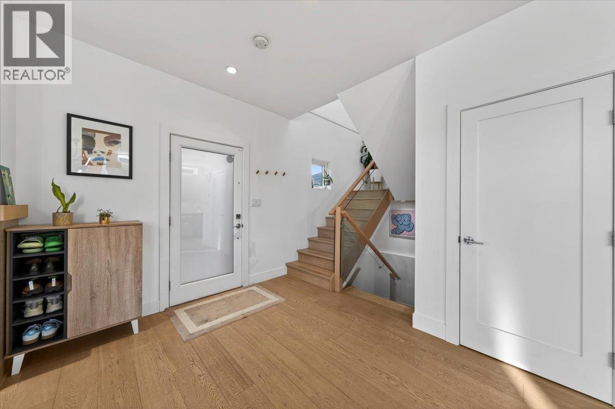 2 252 E 19th Street, North Vancouver, British Columbia  V7L 2Z2 - Photo 3 - R3128035
