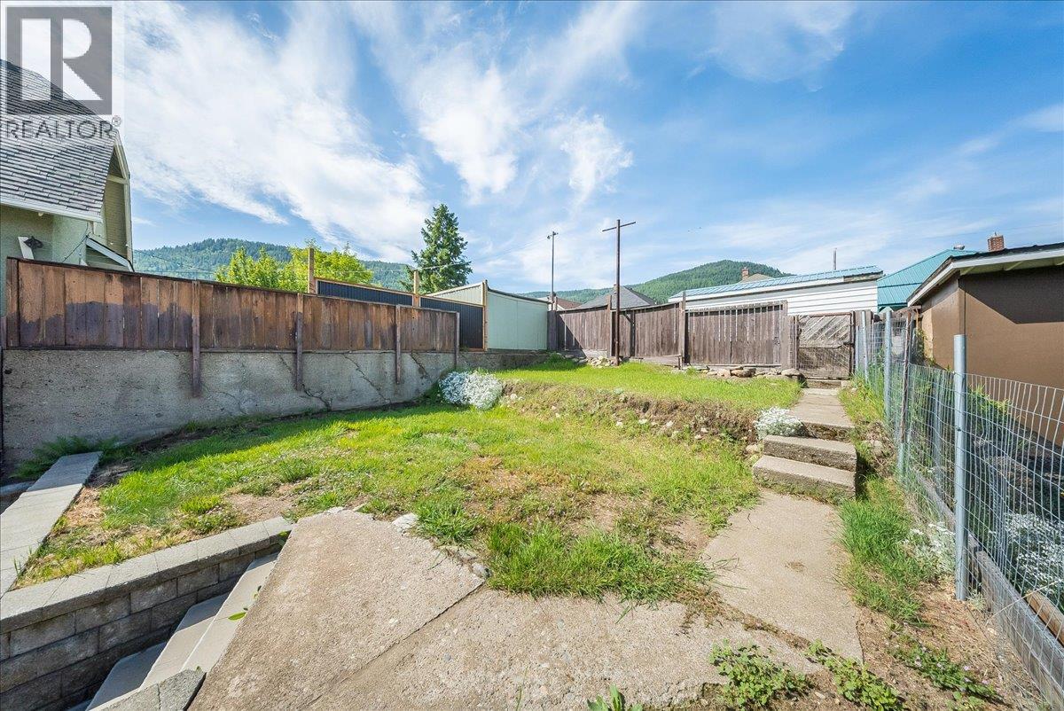 1480 Third Avenue, Trail, British Columbia  V1R 1P6 - Photo 37 - 10389049