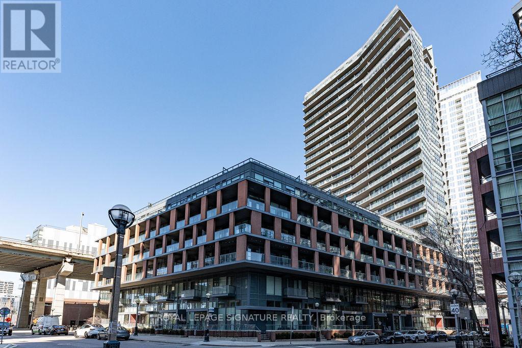 <div class="slider-price">$649,900</div><p>501 - 20 Bruyeres Mews, Toronto, Ontario</p>