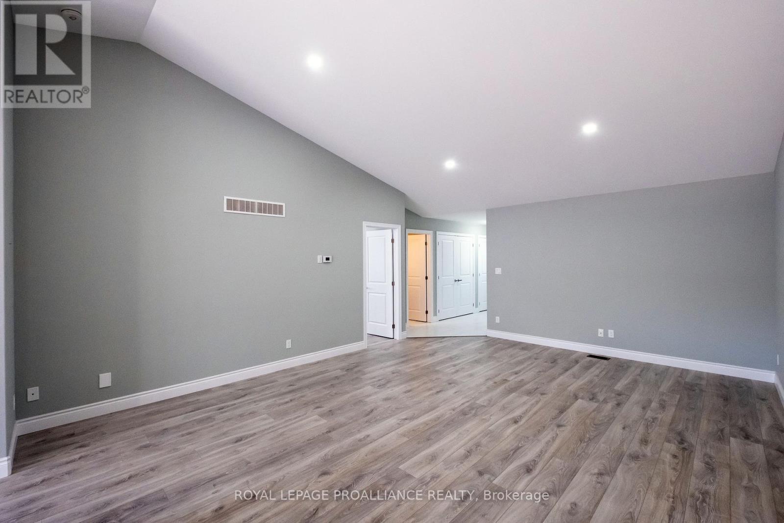 22 Stirling Crescent, Prince Edward County (Picton Ward), Ontario K0K 2T0 - Photo 15 - X12912150