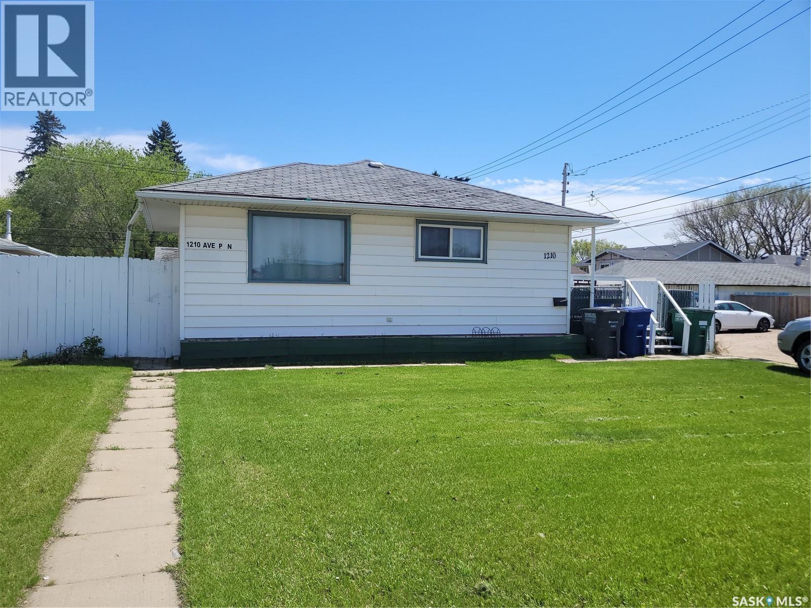 1210 P Avenue N, Saskatoon, Saskatchewan  S7L 2W9 - Photo 1 - SK037172