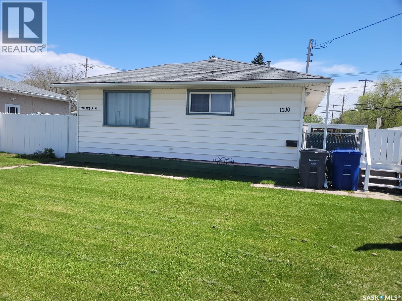 1210 P Avenue N, Saskatoon, Saskatchewan  S7L 2W9 - Photo 2 - SK037172