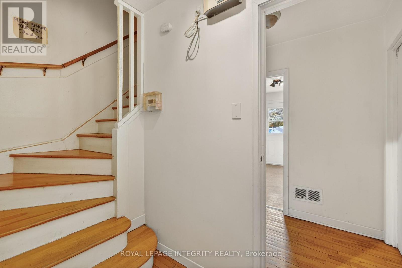 322-324 Queen Mary Street, Ottawa, Ontario  K1K 1W9 - Photo 3 - X13180404
