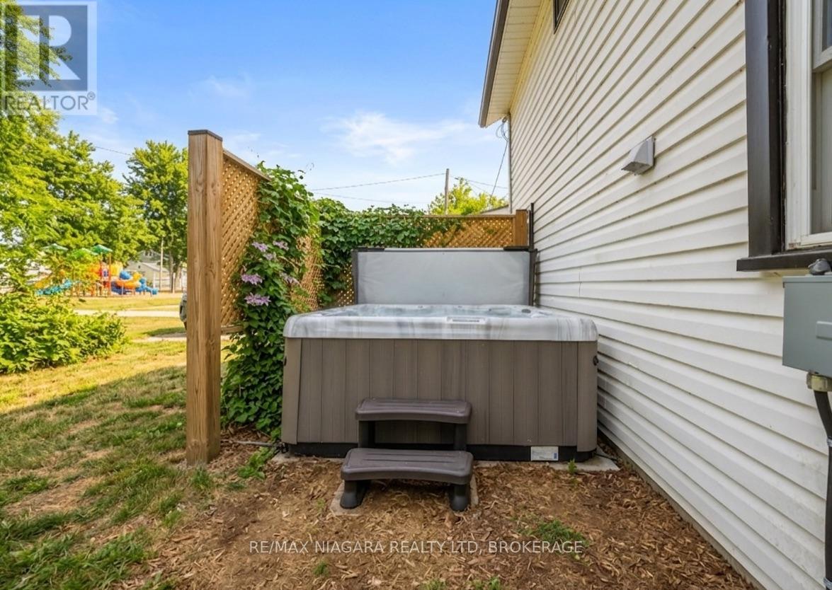 248 Lincoln Road W, Fort Erie, Ontario  L0S 1B0 - Photo 2 - X13177788