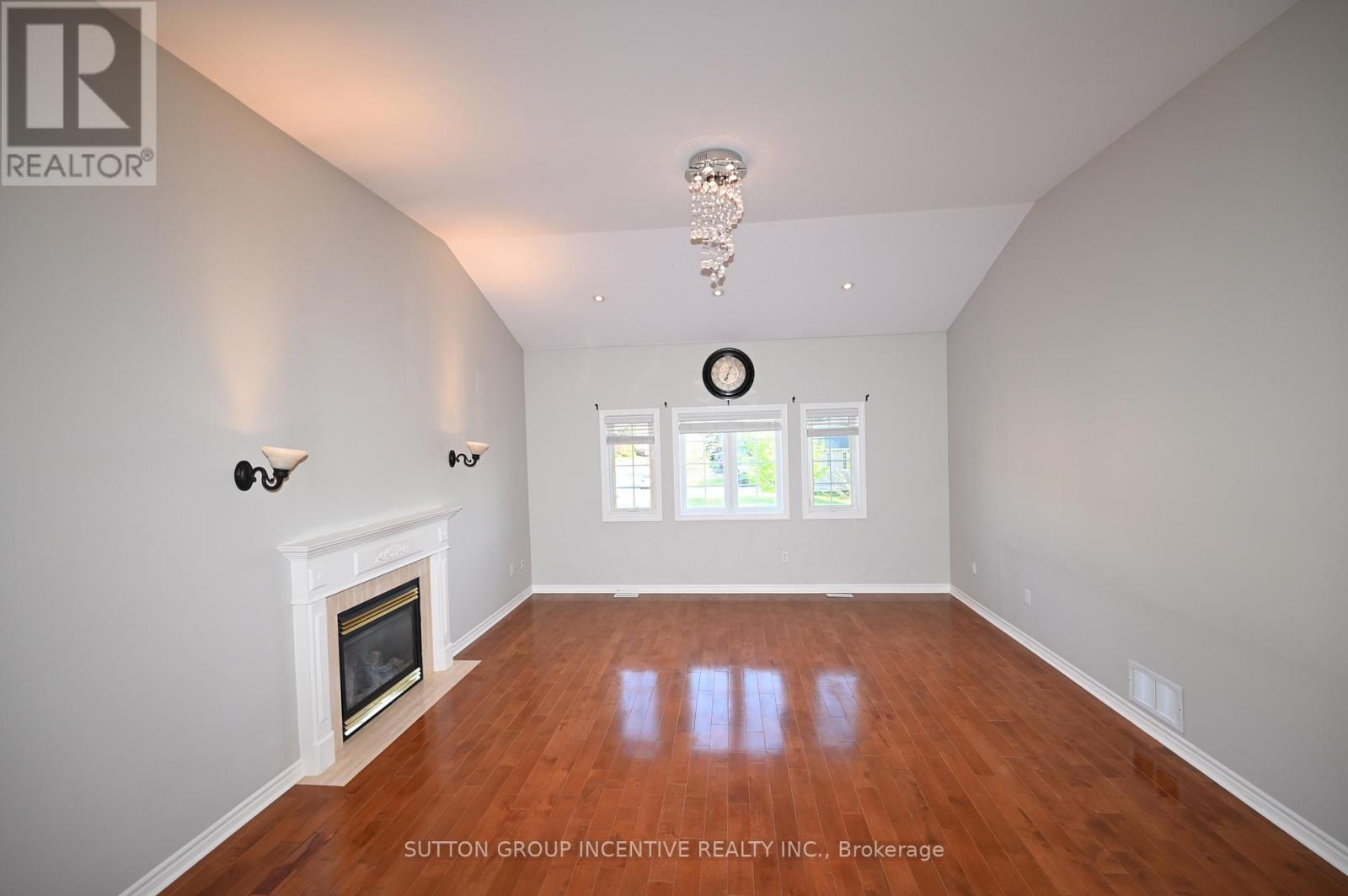 Upper - 28 Silvercreek Crescent, Barrie (Ardagh), Ontario  L4N 1S7 - Photo 10 - S13181008