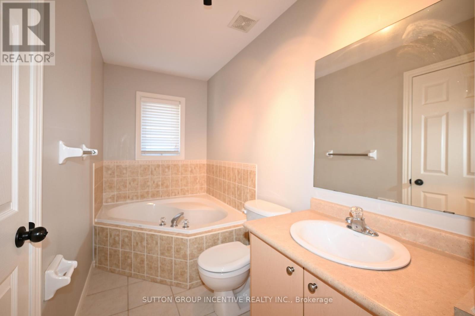 Upper - 28 Silvercreek Crescent, Barrie (Ardagh), Ontario  L4N 1S7 - Photo 13 - S13181008