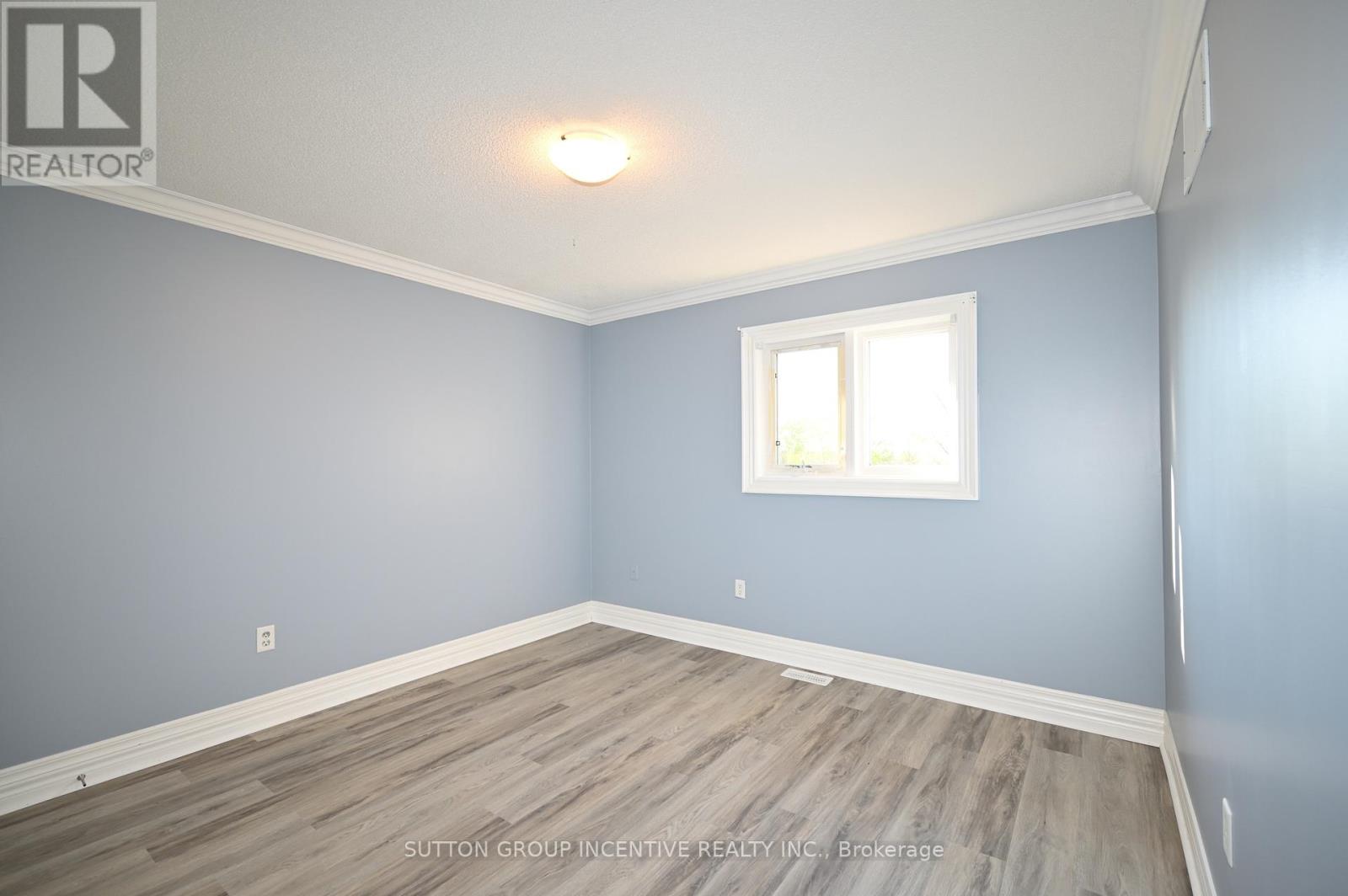 Upper - 28 Silvercreek Crescent, Barrie (Ardagh), Ontario  L4N 1S7 - Photo 17 - S13181008