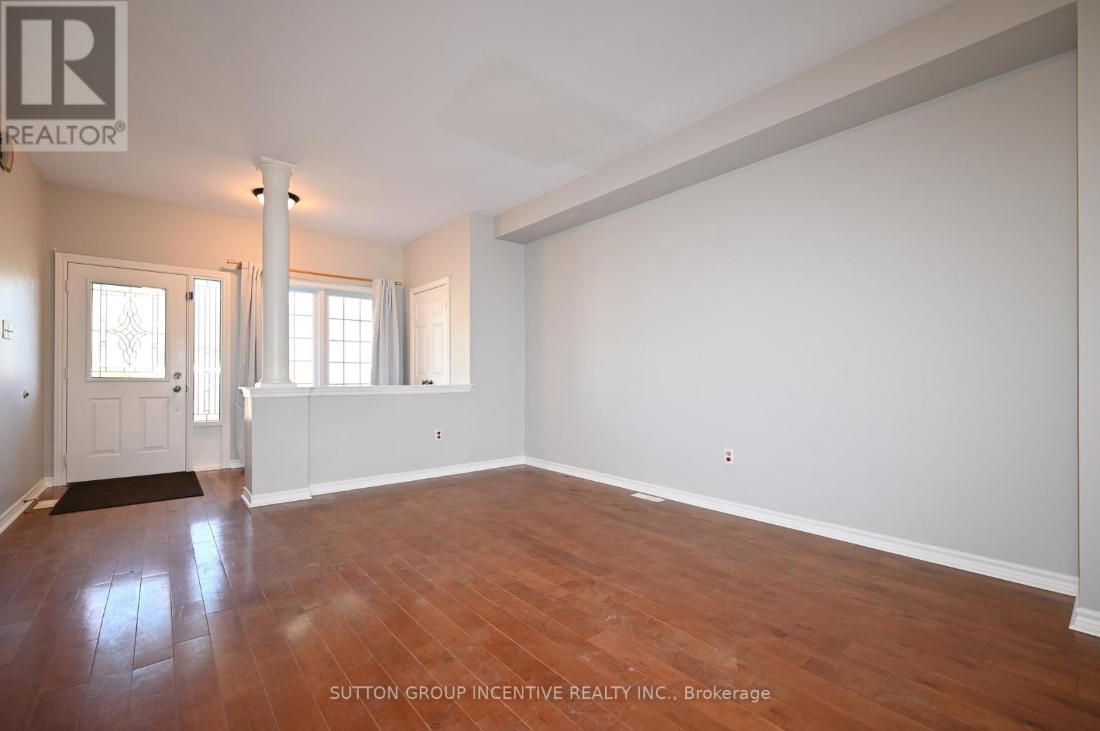 Upper - 28 Silvercreek Crescent, Barrie (Ardagh), Ontario  L4N 1S7 - Photo 2 - S13181008