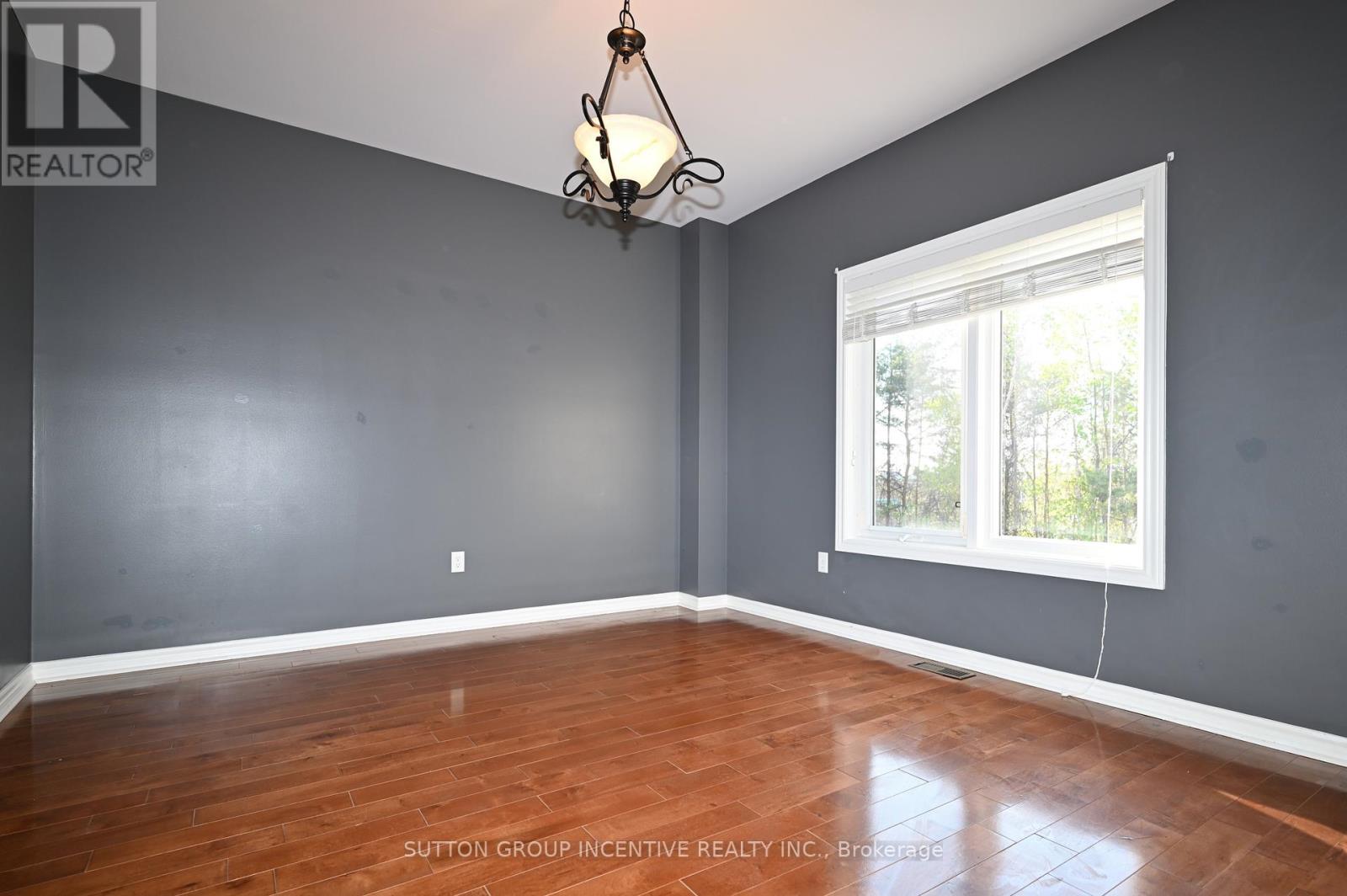 Upper - 28 Silvercreek Crescent, Barrie (Ardagh), Ontario  L4N 1S7 - Photo 3 - S13181008