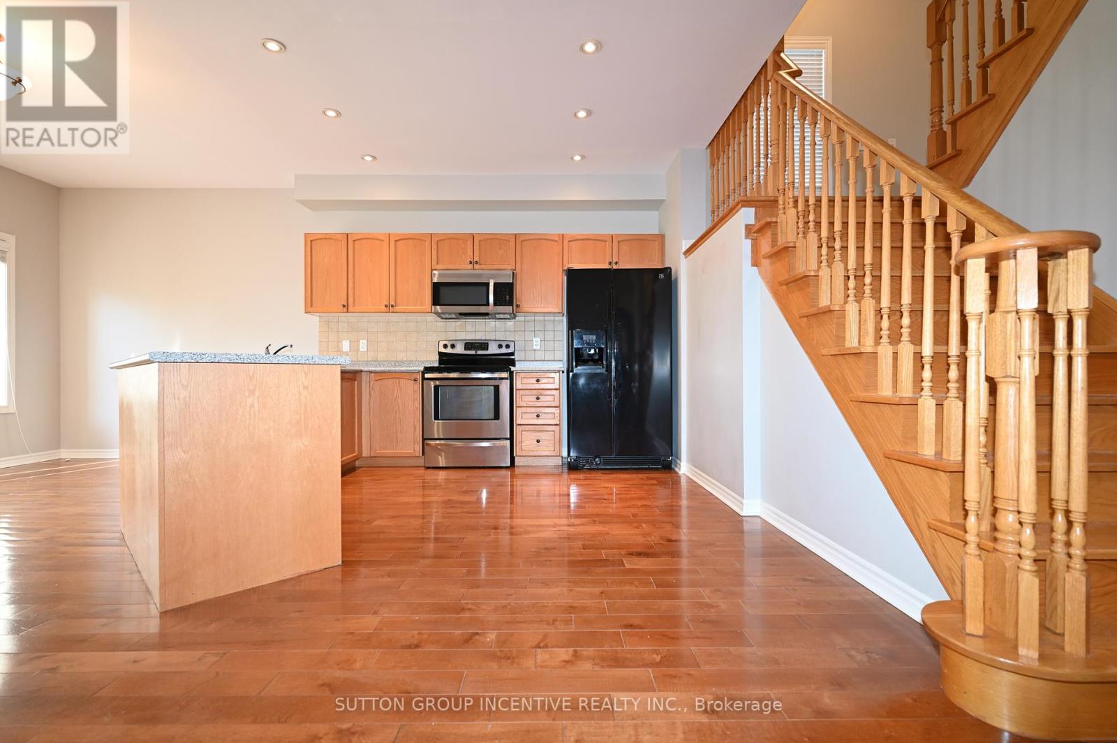 Upper - 28 Silvercreek Crescent, Barrie (Ardagh), Ontario  L4N 1S7 - Photo 4 - S13181008