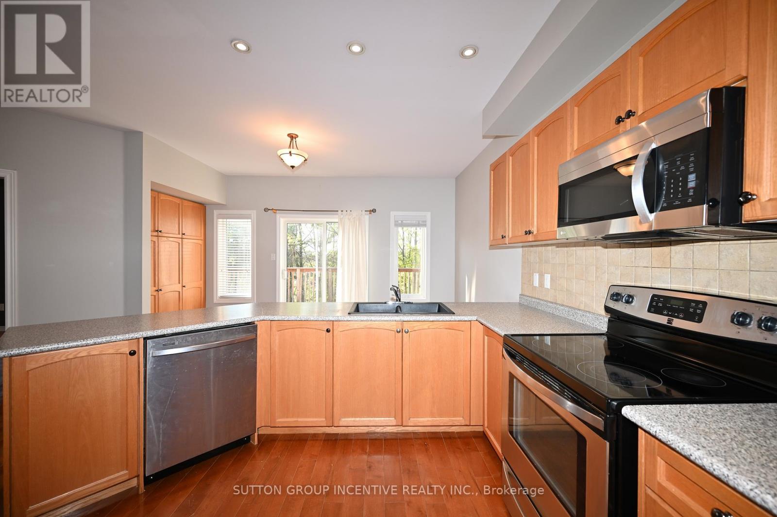 Upper - 28 Silvercreek Crescent, Barrie (Ardagh), Ontario  L4N 1S7 - Photo 6 - S13181008